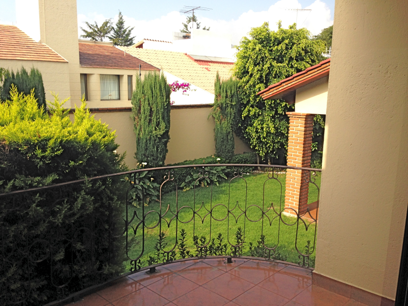 RENTO CASA CON DOBLE SEGURIDAD Y JARDIN EN PARQUES DE LA HERRADURA