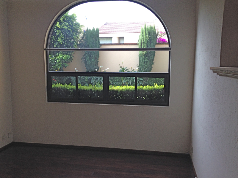 RENTO CASA CON DOBLE SEGURIDAD Y JARDIN EN PARQUES DE LA HERRADURA