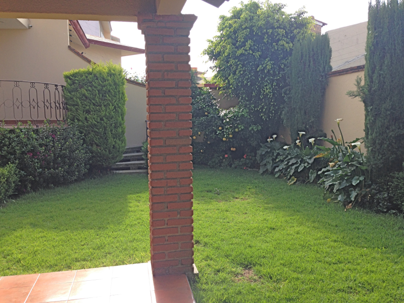 RENTO CASA CON DOBLE SEGURIDAD Y JARDIN EN PARQUES DE LA HERRADURA