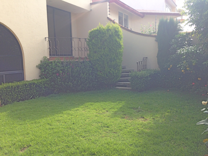 RENTO CASA CON DOBLE SEGURIDAD Y JARDIN EN PARQUES DE LA HERRADURA