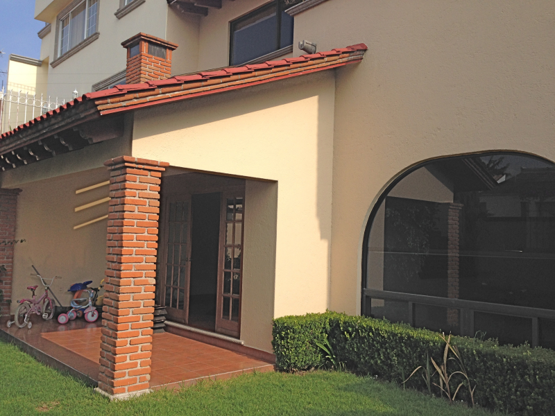 RENTO CASA CON DOBLE SEGURIDAD Y JARDIN EN PARQUES DE LA HERRADURA