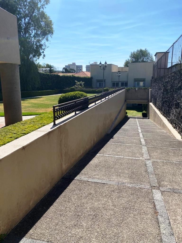 AV. LOMAS DE VISTA HERMOSA, Casa con Enorme Jardín de 780 mts.