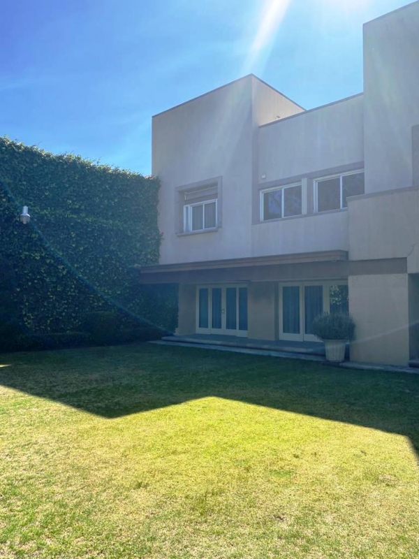 AV. LOMAS DE VISTA HERMOSA, Casa con Enorme Jardín de 780 mts.