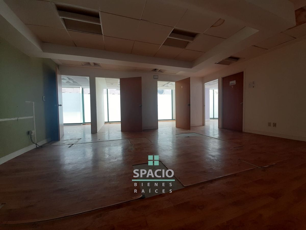 Renta Oficina en Avenida Palmas