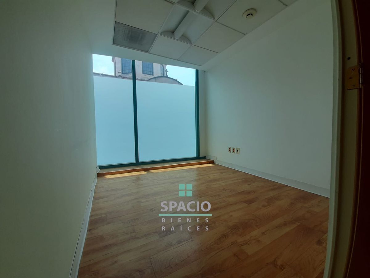 Renta Oficina en Avenida Palmas