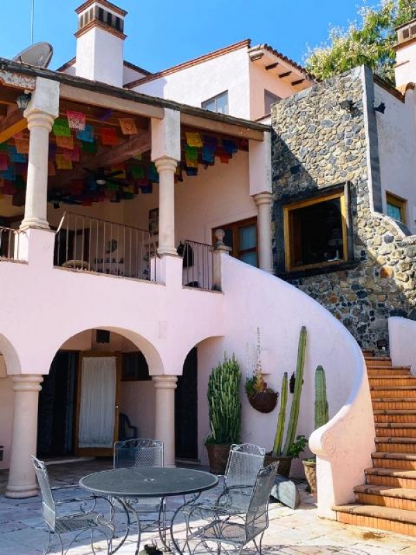 CASA QUETZAL, TEPOZTLÁN, Impresionante Casa Estilo Colonial Moderno.