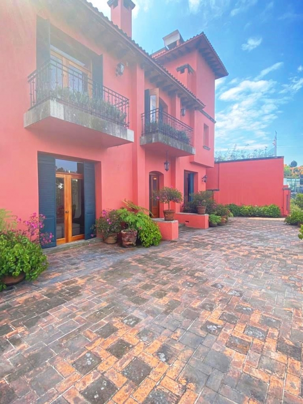 BOSQUE DE BUGAMBILIAS, Excelente Casa en Venta. Hermoso Jardín. Bien ubicada