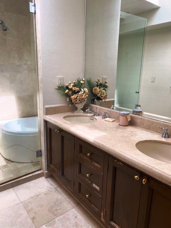 BOSQUE DE BUGAMBILIAS, Excelente Casa en Venta. Hermoso Jardín. Bien ubicada