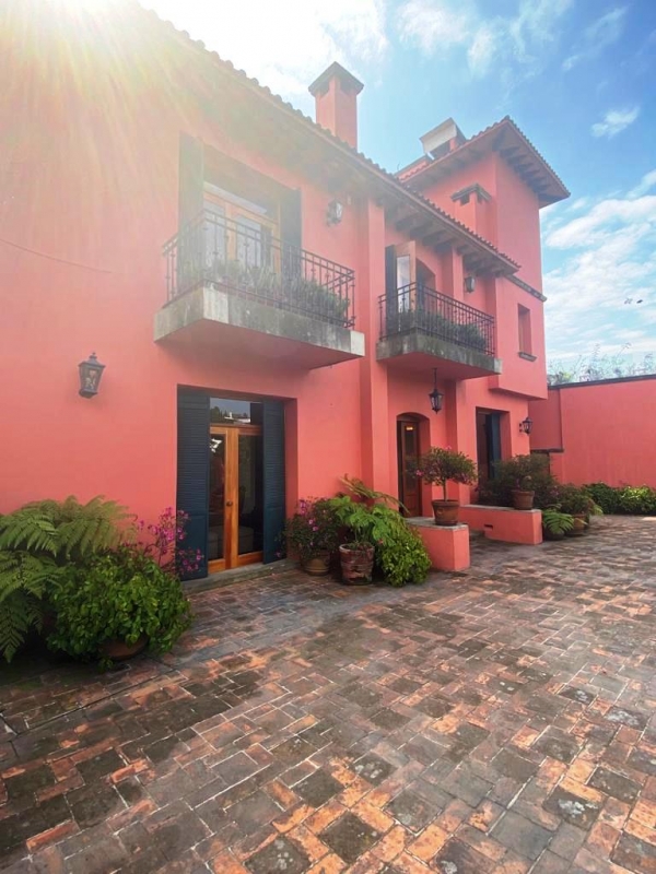 BOSQUE DE BUGAMBILIAS, Excelente Casa en Venta. Hermoso Jardín. Bien ubicada