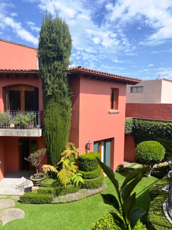 BOSQUE DE BUGAMBILIAS, Excelente Casa en Venta. Hermoso Jardín. Bien ubicada