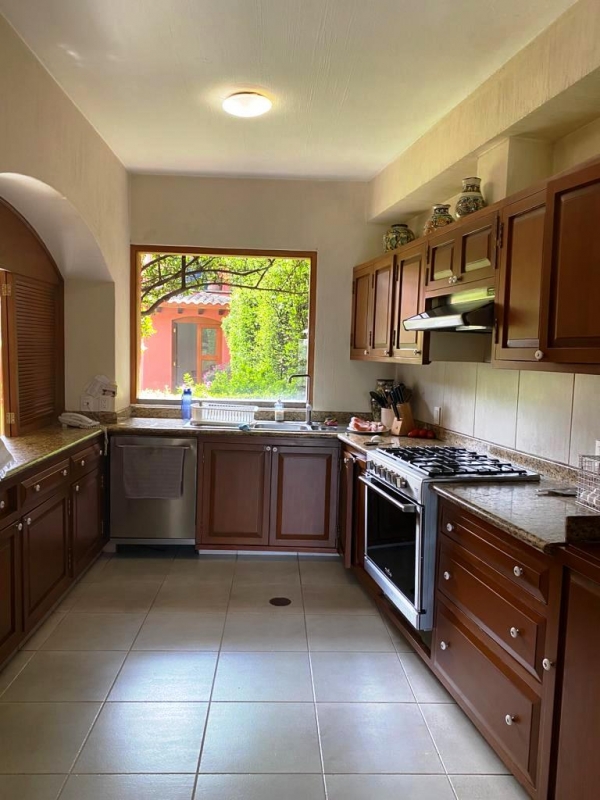 BOSQUE DE BUGAMBILIAS, Excelente Casa en Venta. Hermoso Jardín. Bien ubicada