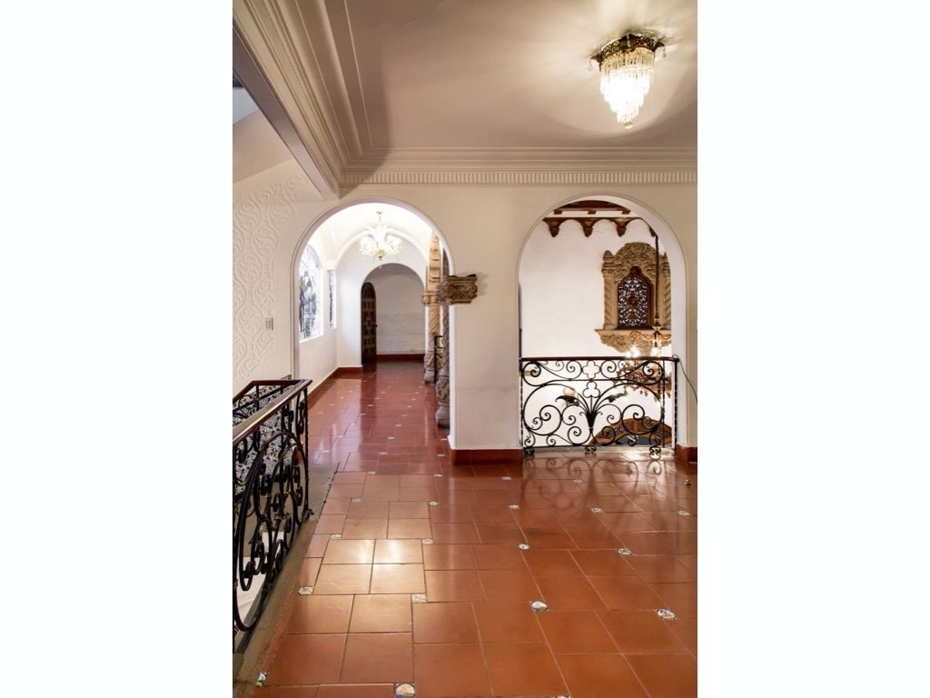 ESPECTACULAR CASA EN JULIO VERNE
