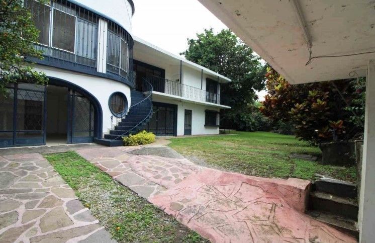 jacarandas y helechos, casa con uso de suelo comercial en venta.