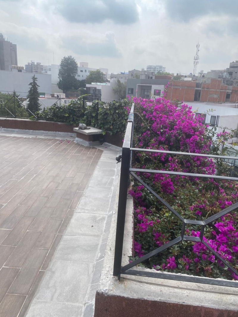 ACOGEDORA. FUNCIONAL, SEGURA,  TECHOS ALTOS, SAUNA, EXCELENTE UBICACION 