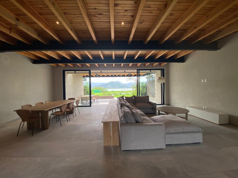 CASA EN CONDOMINIO EN VENTA  AMUEBLADA EN VALLE DE BRAVO FRENTE A LAGO 