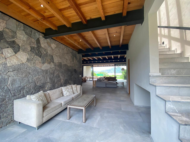 CASA EN CONDOMINIO EN VENTA  AMUEBLADA EN VALLE DE BRAVO FRENTE A LAGO 