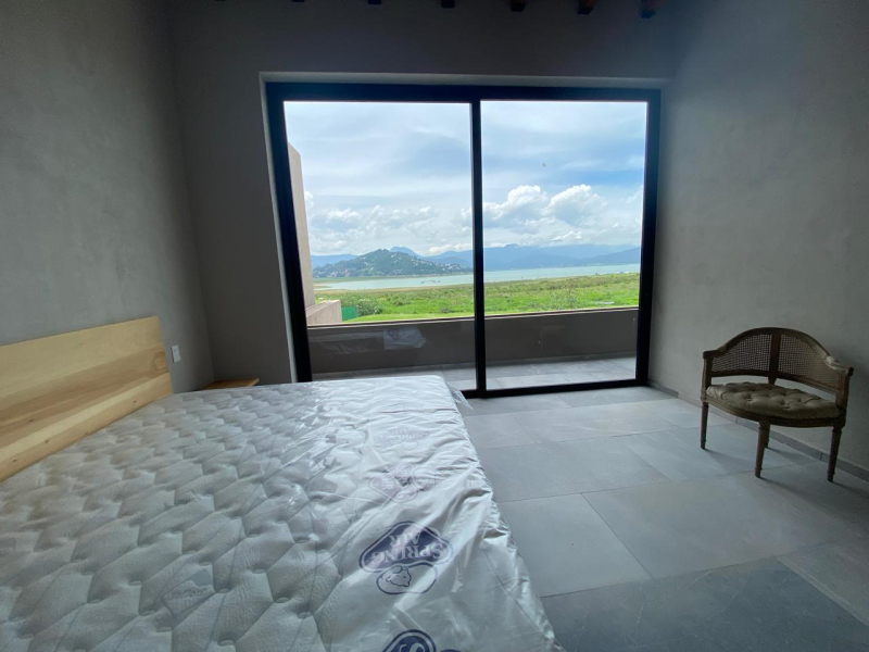 CASA EN CONDOMINIO EN VENTA  AMUEBLADA EN VALLE DE BRAVO FRENTE A LAGO 