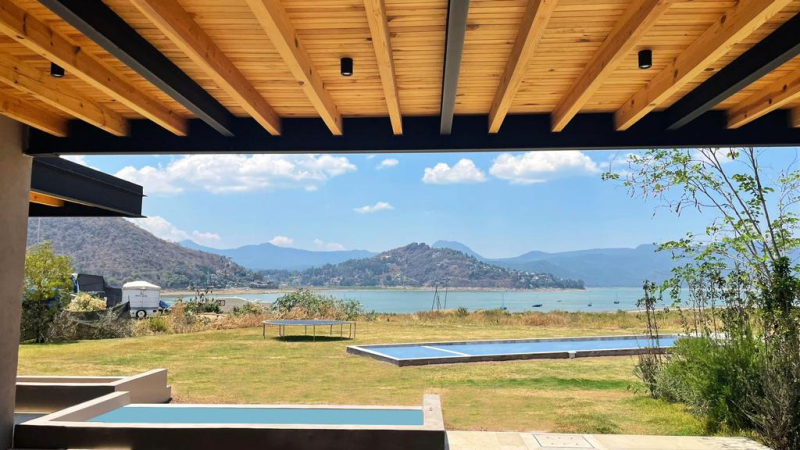 CASA EN CONDOMINIO EN VENTA  AMUEBLADA EN VALLE DE BRAVO FRENTE A LAGO 