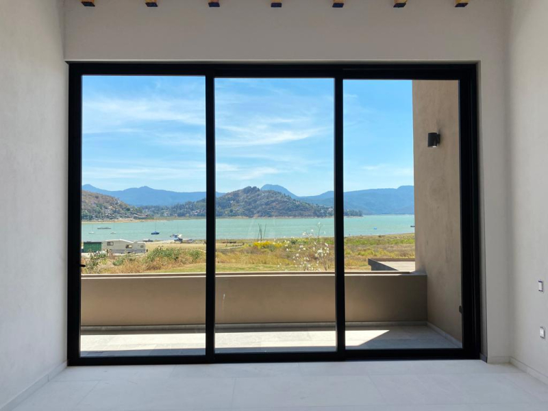 CASA EN CONDOMINIO EN VENTA  AMUEBLADA EN VALLE DE BRAVO FRENTE A LAGO 