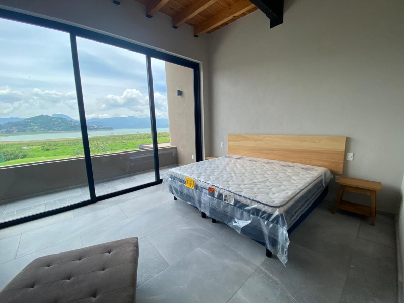 CASA EN CONDOMINIO EN VENTA  AMUEBLADA EN VALLE DE BRAVO FRENTE A LAGO 