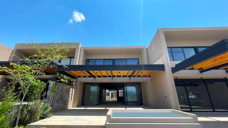 CASA EN CONDOMINIO EN VENTA  AMUEBLADA EN VALLE DE BRAVO FRENTE A LAGO 