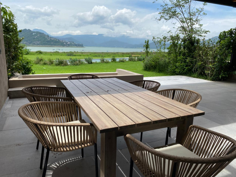 CASA EN CONDOMINIO EN VENTA  AMUEBLADA EN VALLE DE BRAVO FRENTE A LAGO 