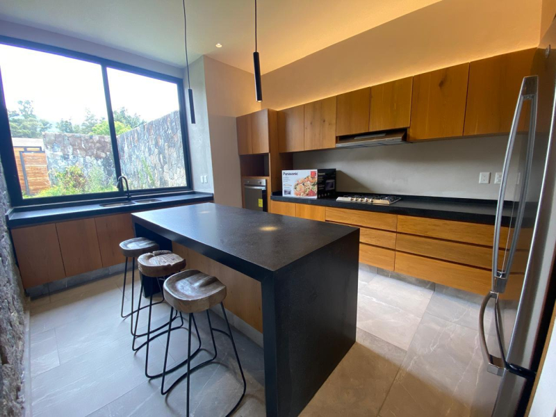 CASA EN CONDOMINIO EN VENTA  AMUEBLADA EN VALLE DE BRAVO FRENTE A LAGO 