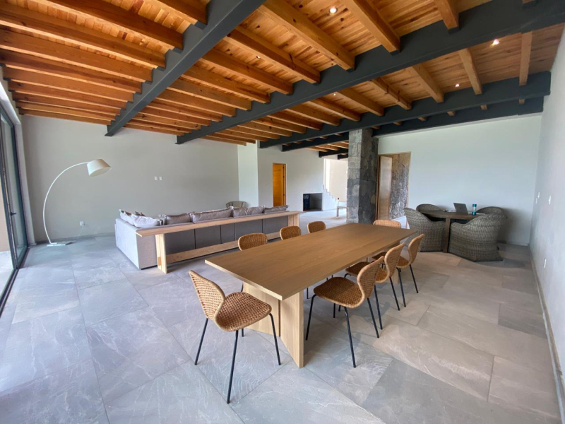 CASA EN CONDOMINIO EN VENTA  AMUEBLADA EN VALLE DE BRAVO FRENTE A LAGO 