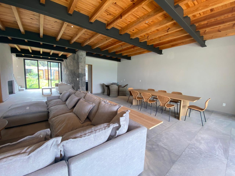 CASA EN CONDOMINIO EN VENTA  AMUEBLADA EN VALLE DE BRAVO FRENTE A LAGO 