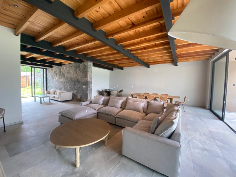 CASA EN CONDOMINIO EN VENTA  AMUEBLADA EN VALLE DE BRAVO FRENTE A LAGO 