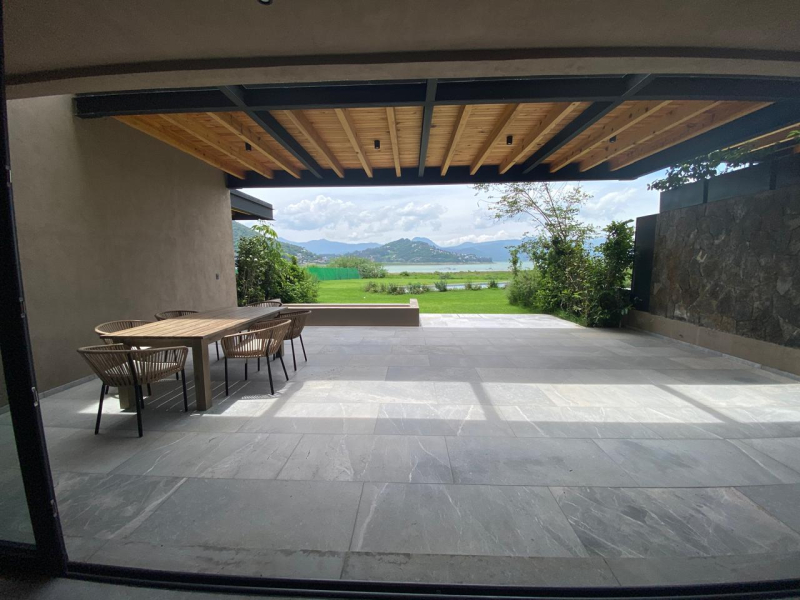 CASA EN CONDOMINIO EN VENTA  AMUEBLADA EN VALLE DE BRAVO FRENTE A LAGO 