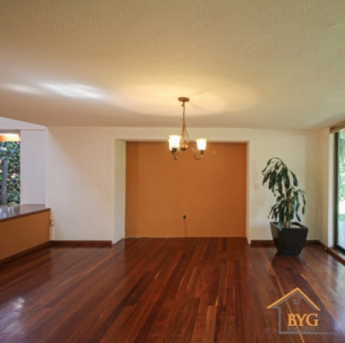 CASA EN VENTA EN CERRADA , CON JARDIN COMUN