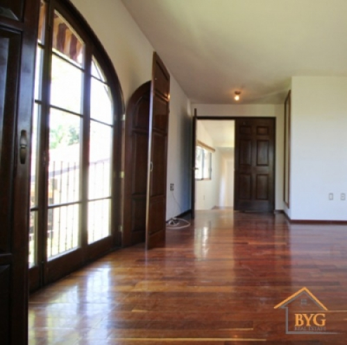CASA EN VENTA EN CERRADA , CON JARDIN COMUN