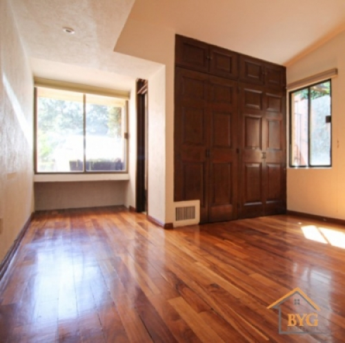 CASA EN VENTA EN CERRADA , CON JARDIN COMUN