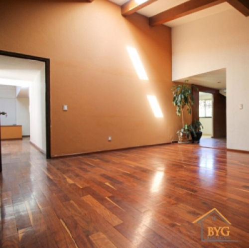 CASA EN VENTA EN CERRADA , CON JARDIN COMUN