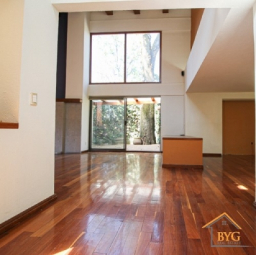 CASA EN VENTA EN CERRADA , CON JARDIN COMUN
