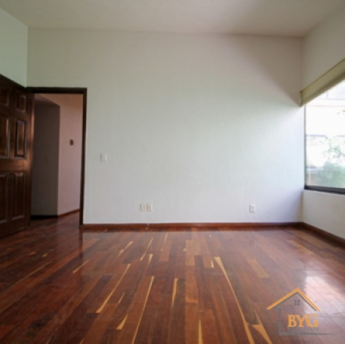 CASA EN VENTA EN CERRADA , CON JARDIN COMUN