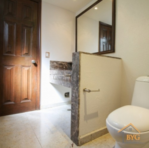 CASA EN VENTA EN CERRADA , CON JARDIN COMUN