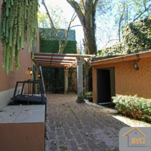 CASA EN VENTA EN CERRADA , CON JARDIN COMUN