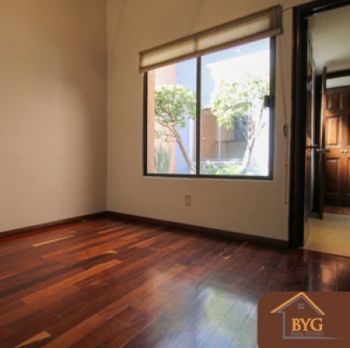 CASA EN VENTA EN CERRADA , CON JARDIN COMUN