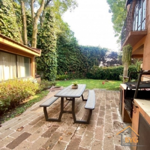 CASA EN VENTA EN CERRADA , CON JARDIN COMUN