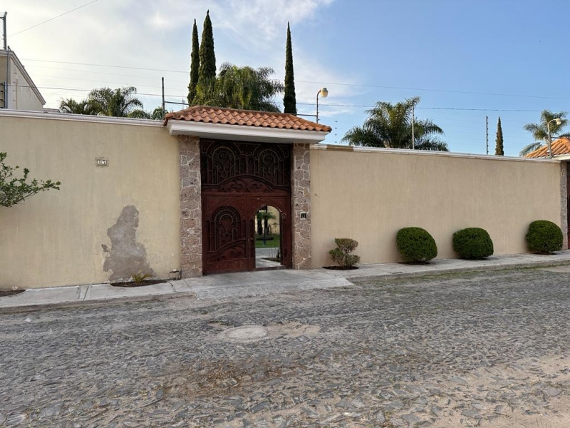 Hermosa Casa Con Alberca Y Acabados De Lujo Por Base Aerea