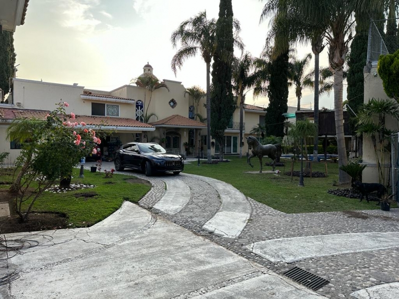 Hermosa casa con alberca y acabados de lujo por Base Aerea