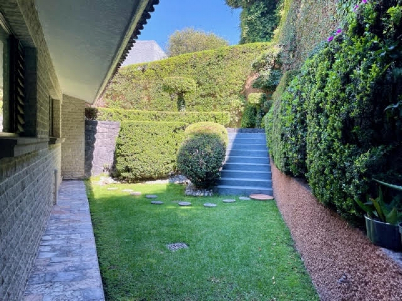 VENTA CASA PARA ACTUALIZAR, BOEQUE DE GRANADOS - BOSQUES DE LAS LOMAS 