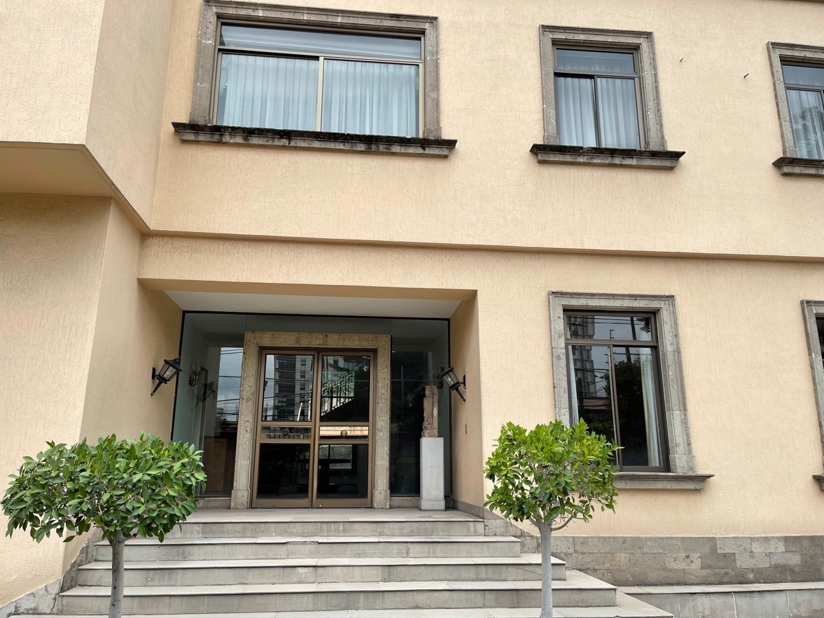 Extraordinaria casa con gran ubicación.