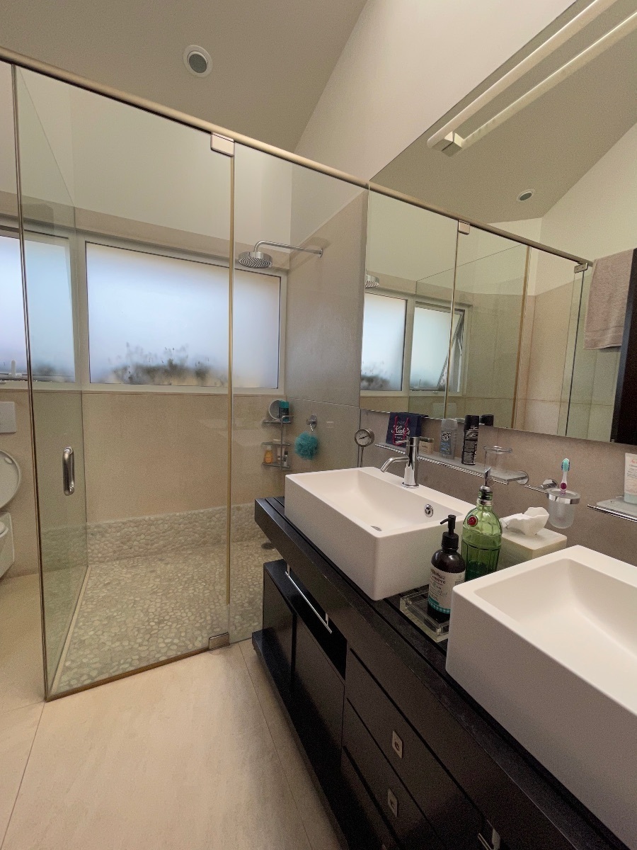 Excelente casa en condominio en venta en Bosques.