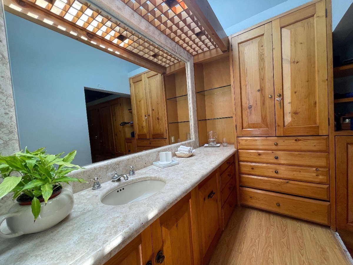 Excelente casa en Paseo de las Lomas ¡Negociable!