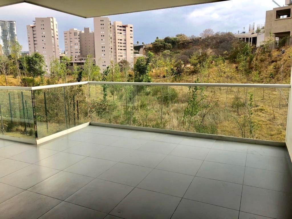 RENTO DEPARTAMENTO CON TERRAZA GRANDE Y 4 ESTACIONAMIENTOS EN BOSQUE REA