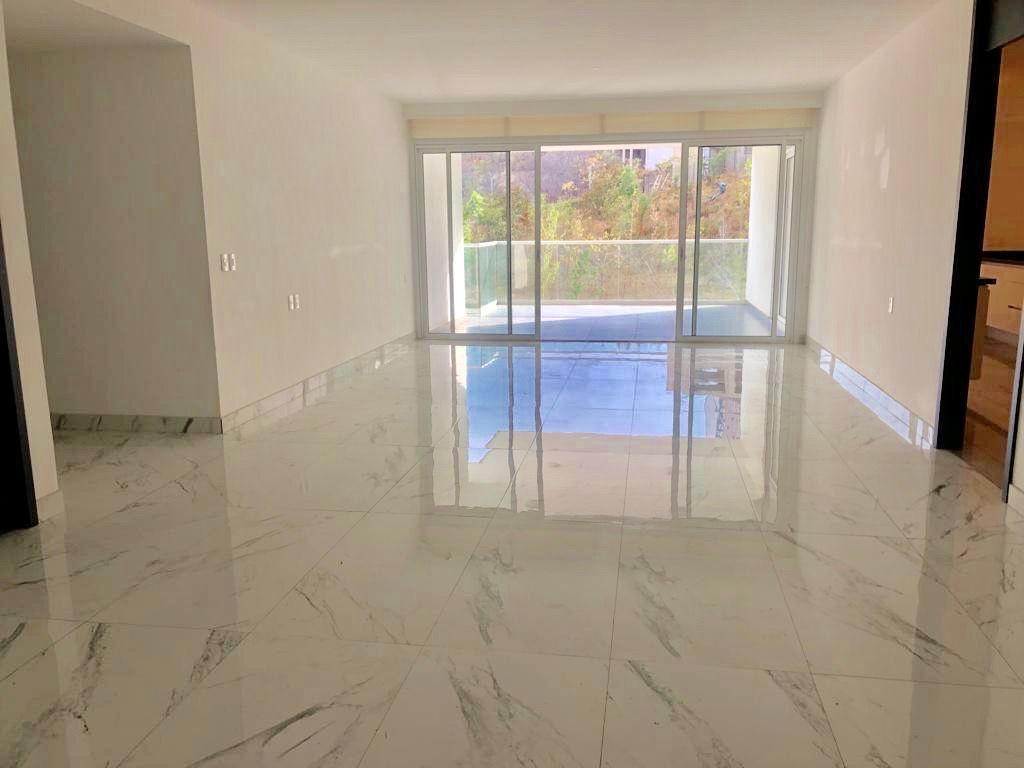 RENTO DEPARTAMENTO CON TERRAZA GRANDE Y 4 ESTACIONAMIENTOS EN BOSQUE REA