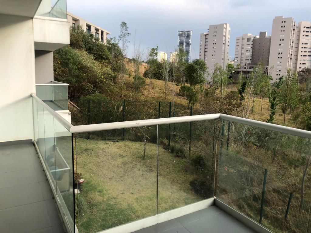 RENTO DEPARTAMENTO CON TERRAZA GRANDE Y 4 ESTACIONAMIENTOS EN BOSQUE REA